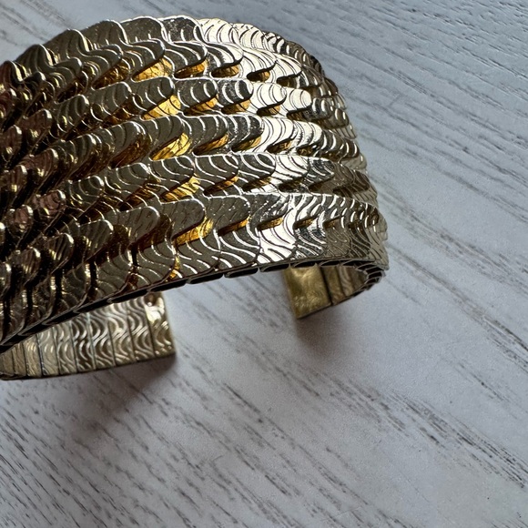 GOLD CUFF - Picture 6 of 12